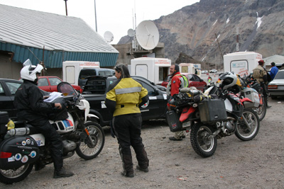 070 Waiting in the queue at the Argentina Chile border with Bevan and Erin  IMG_8337.jpg